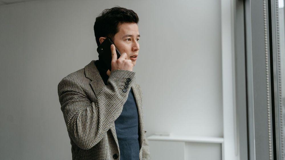 Un chico preocupado hablando por teléfono