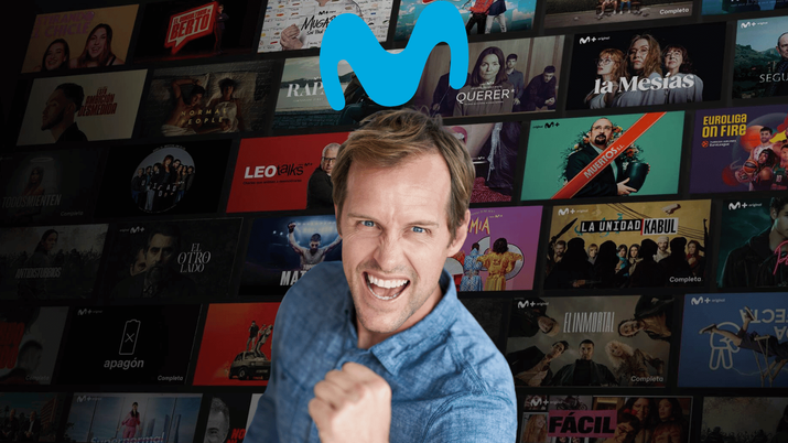 Un chico con pose de victoria sobre series de Movistar Plus+