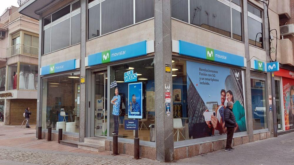 Una tienda de Movistar por fuera con el escaparate en promoción