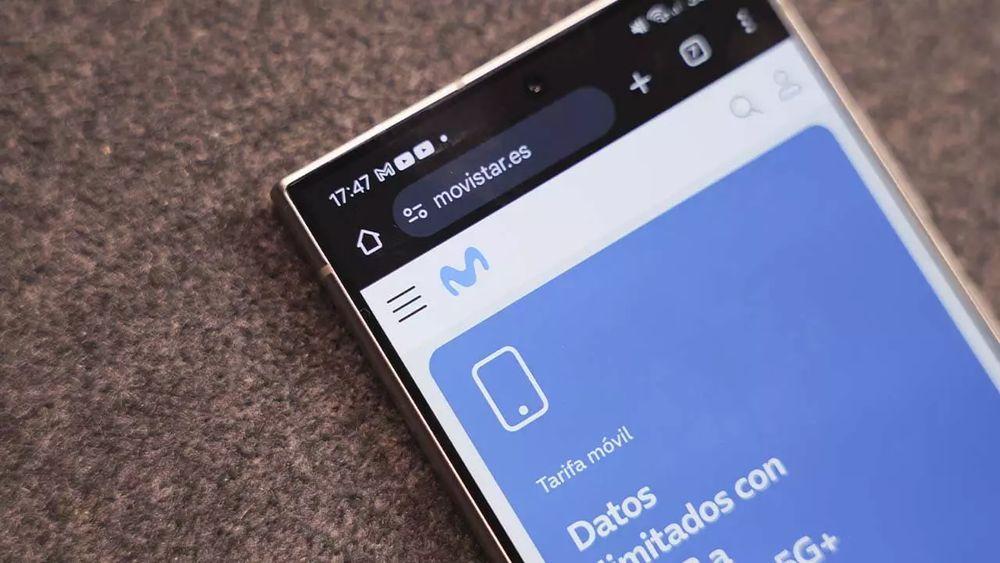 La web de Movistar cargada en la pantalla de un móvil