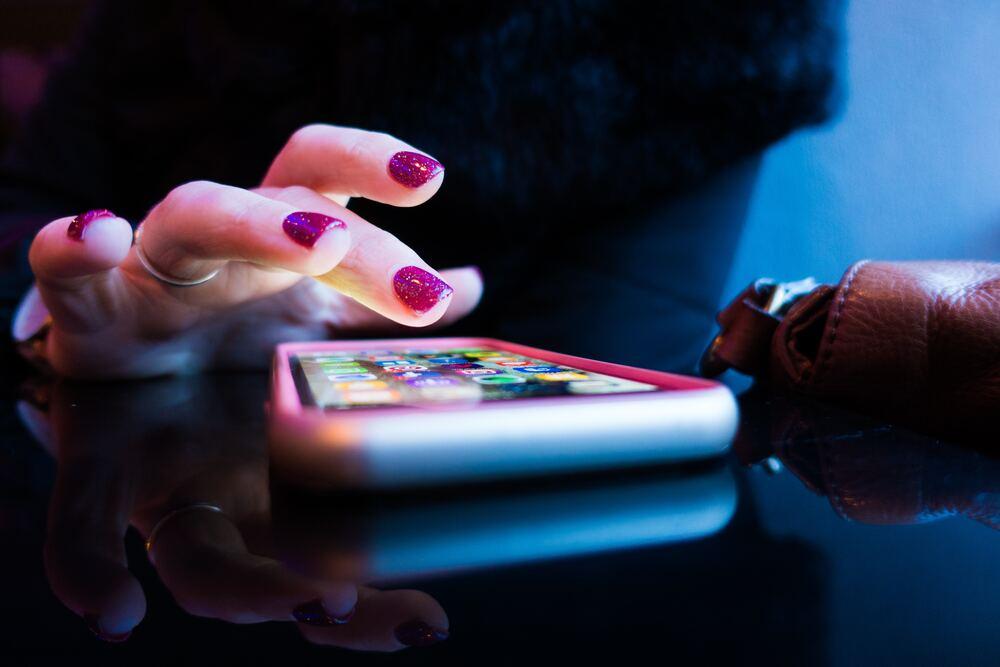 persona interactuando con un movil con apps