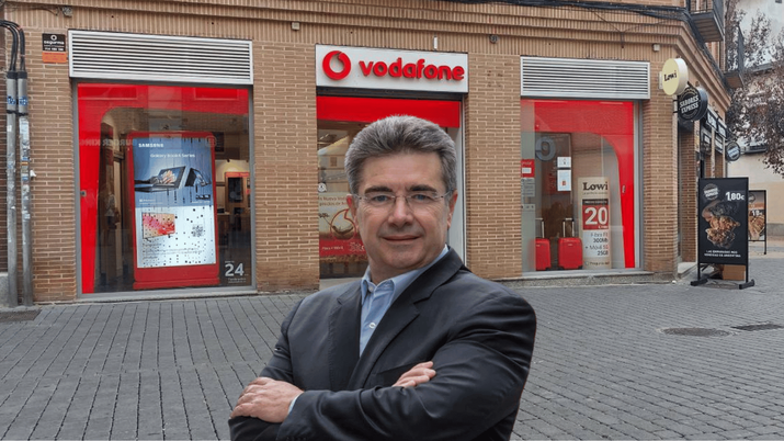 El CEO de Vodafone España delante de una de las tiendas de la operadora