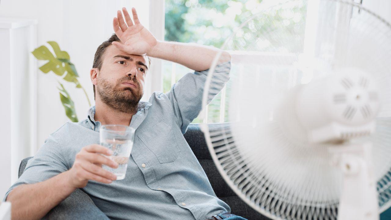 Ventilador y vaso de agua