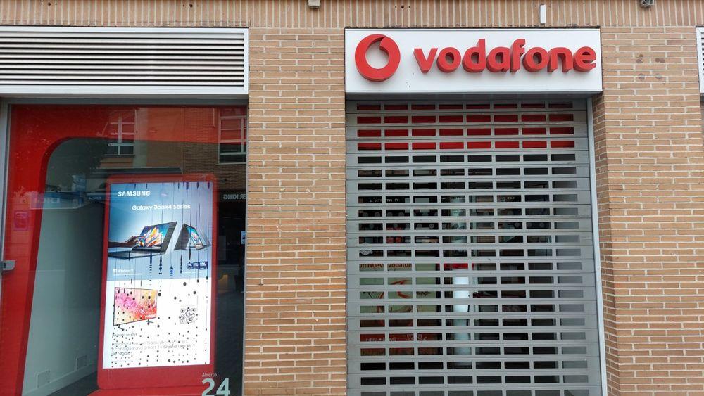 Exterior de una tienda de Vodafone cuando todavía está cerrada