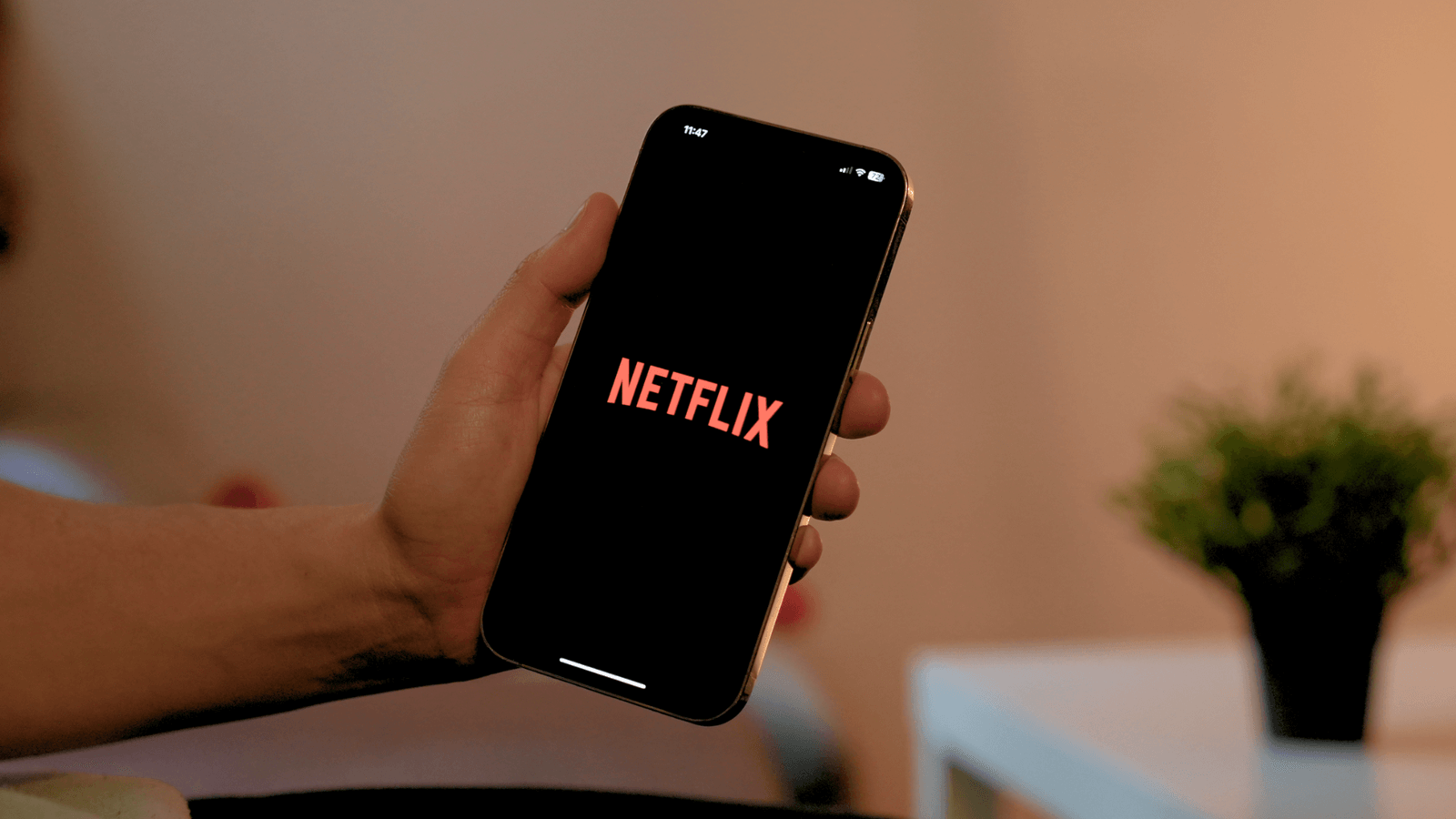 Móvil con el logo de Netflix