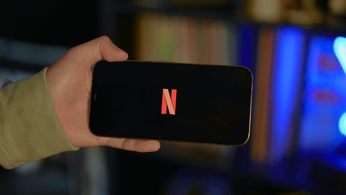 Móvil con logo de Netflix