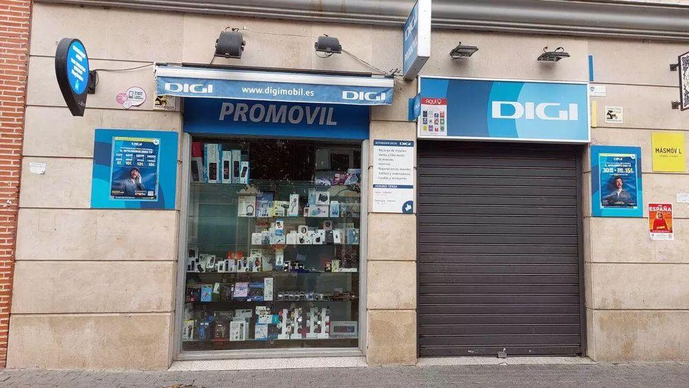 El exterior de una tienda de Digi todavía cerrada