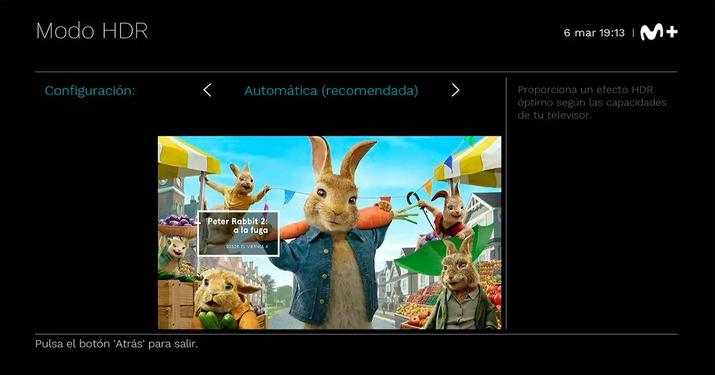 Usuario accediendo al menú de configuración del decodificador UHD de Movistar Plus+ en un televisor para activar o ajustar las opciones de HDR.