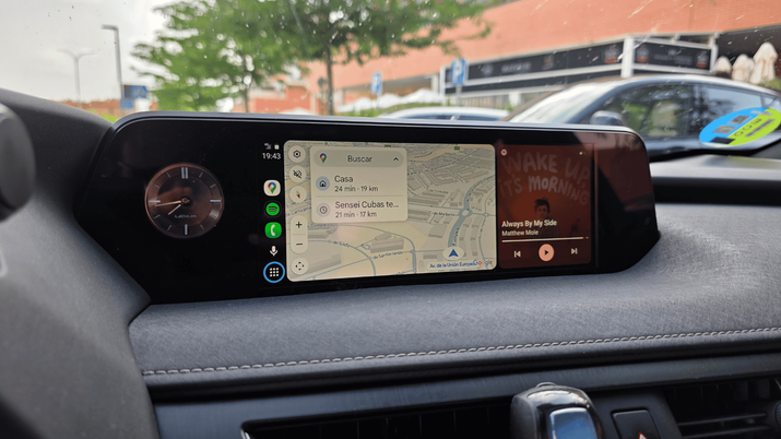 imagen de una pantalla multimedia de android auto