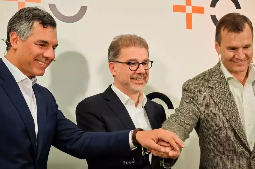 Ejecutivos MasOrange en la firma de la nueva empresa