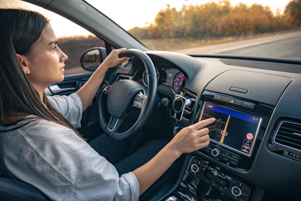 Imagen de una persona usando el coche