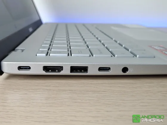 ASUS VivoBook S14 M3407HA del lado izquierdo tiene 2 puertos usb-c 1 puerto hdmi 1 usb-a y 1 jack de audio