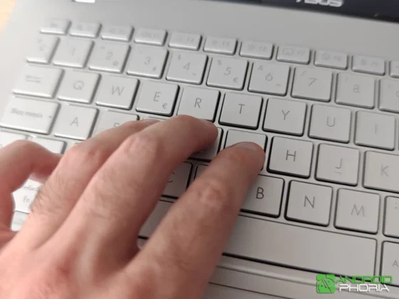 ASUS VivoBook S14 M3407HA el teclado se siente muy comodo al escribir