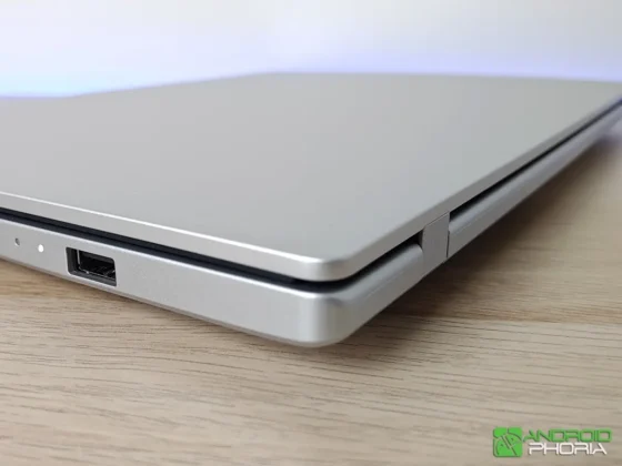 ASUS VivoBook S14 M3407HA es muy delgada grosor de 1.59 cm y tiene bisagras con apertura de 180 grados