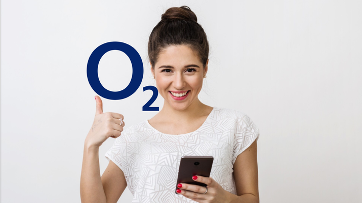 Una mujer celebrando que le hayan activado los datos ilimitados en O2