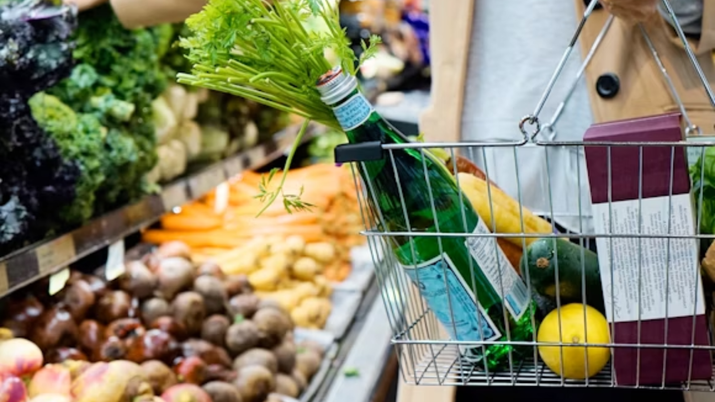 Cesta compra con alimentos supermercado