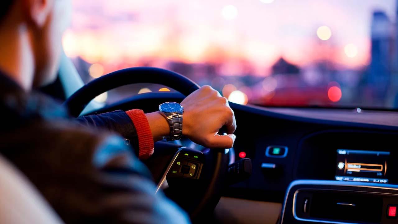 Vista desde el interior de un coche circulando por una carretera secundaria con curvas, un escenario donde la velocidad inadecuada es un riesgo