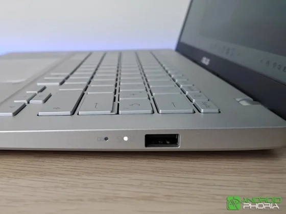 Del lado derecho tiene 1 puerto USB-A y un indicador LED de carga