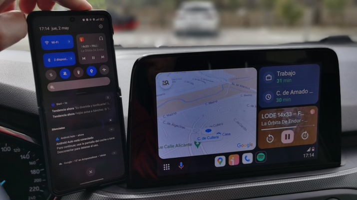 Imagen de un vehículo con la pantalla de Android Auto y un móvil intentando conectarse sin éxito