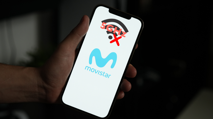 Móvil con el logo de Movistar y el símbolo de WiFi 5 tachado