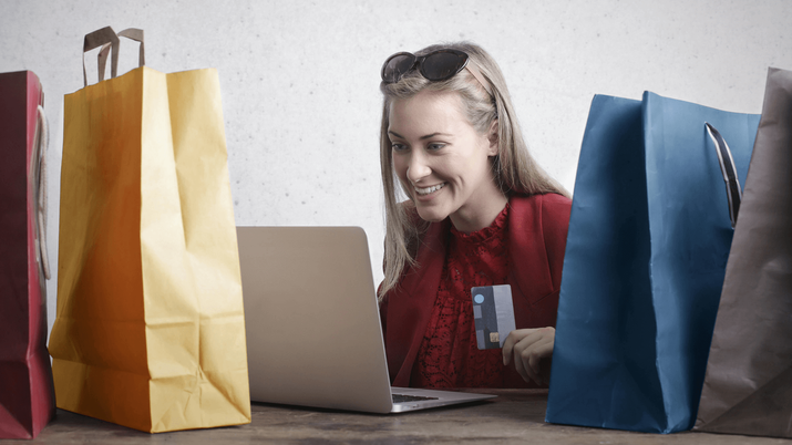 Mujer haciendo compras online con su tarjeta de crédito