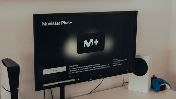 Interfaz de la plataforma de streaming Movistar Plus+ mostrando el menú principal con acceso a cine, series y deportes en directo.
