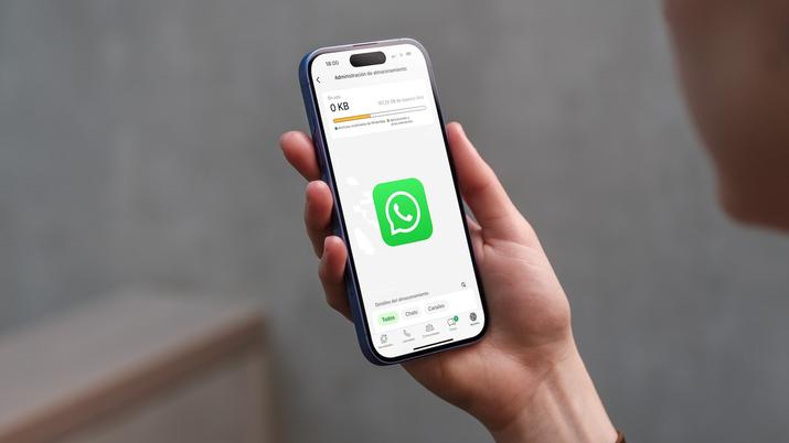 Composición gráfica que muestra un teléfono con un aviso de 'espacio lleno' y el logo de WhatsApp en grande
