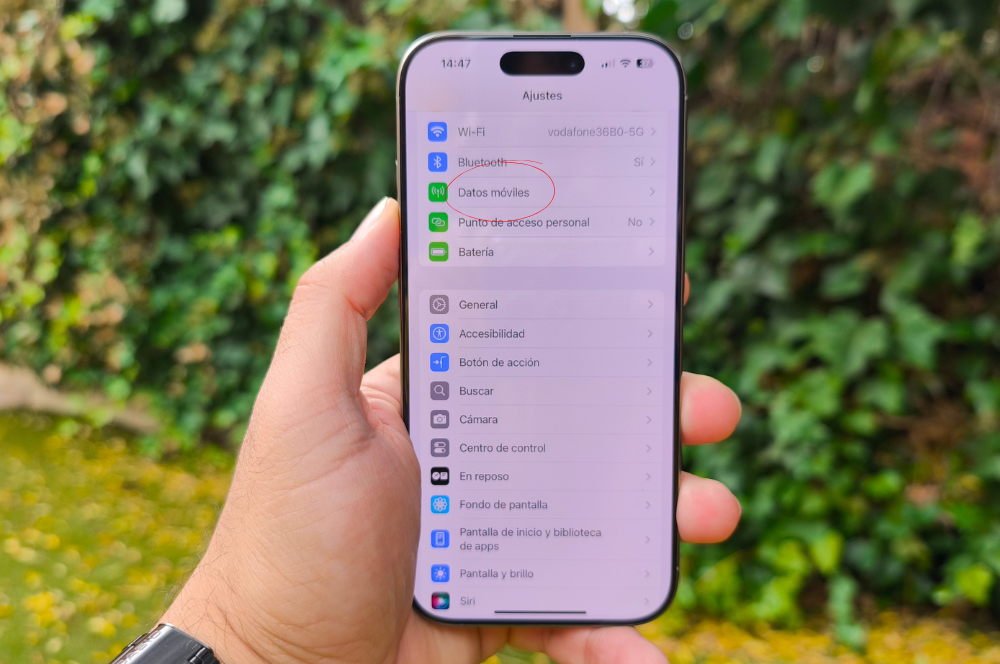 móvil iPhone 16 Pro en ajustes con apartado datos móviles rodeado