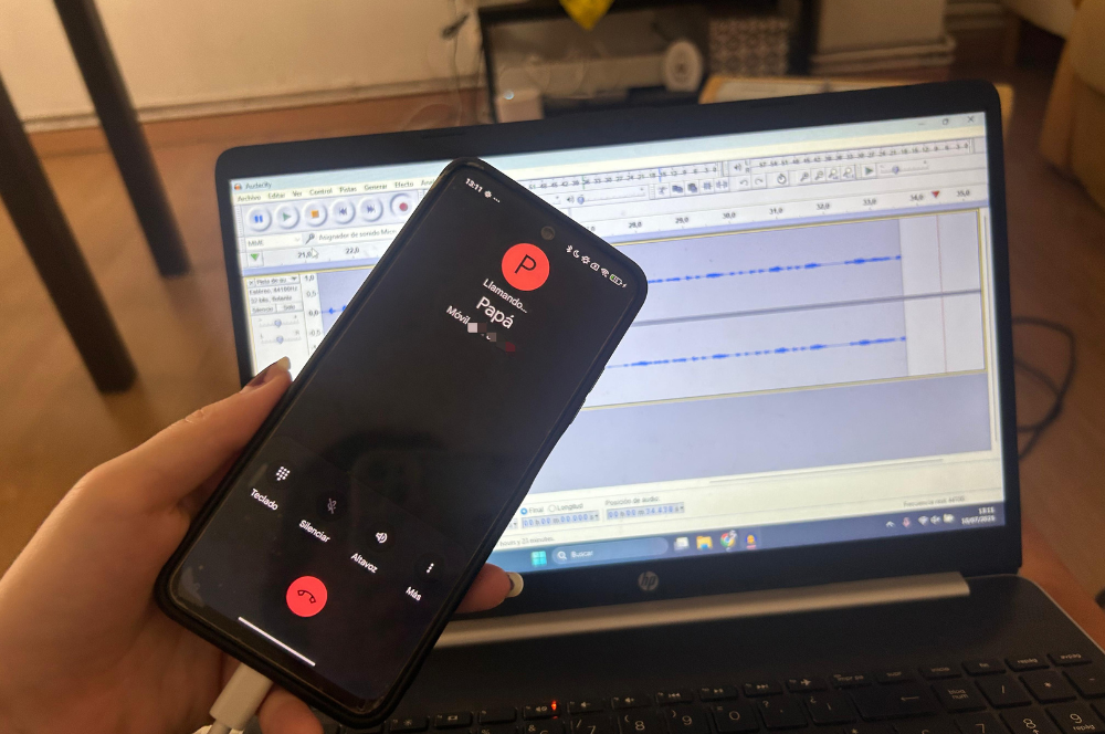 móvil llamando a papá con ordenador de fondo grabando con Audacity