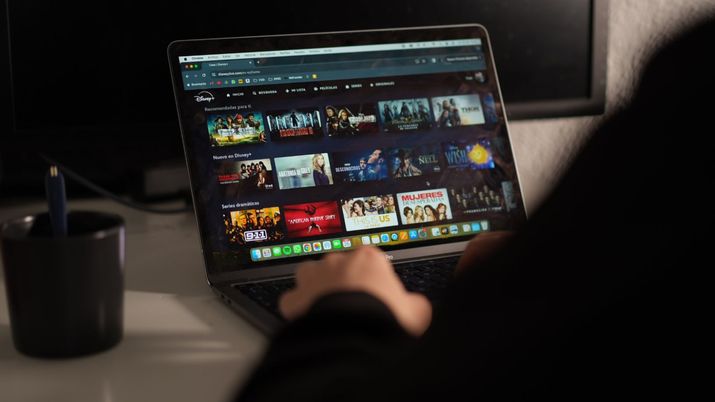 ordenador con contenido de Disney+