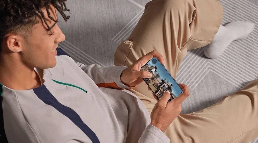 xiaomi poco x7 persona jugando