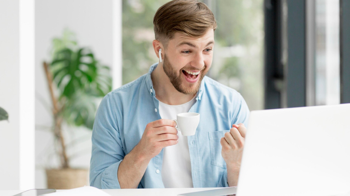 Un joven alegrándose tras eliminar los anuncios en Windows 11