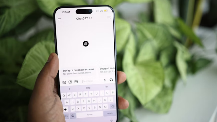 Interfaz de la aplicación móvil de ChatGPT 5 mostrando una conversación con el chatbot en la pantalla de un smartphone