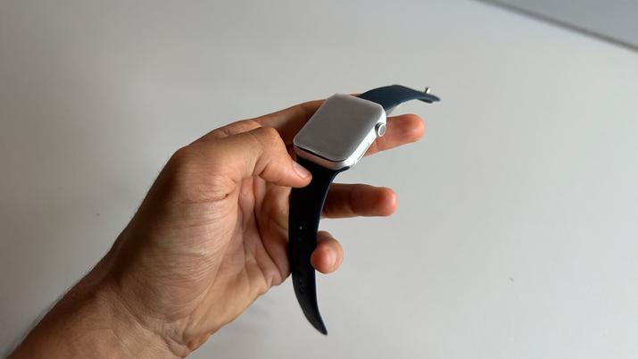 Apple Watch Series 9 defectuoso con pantalla en negro, mostrando el fallo de sobrecalentamiento y carga que originó la reclamación de garantía.