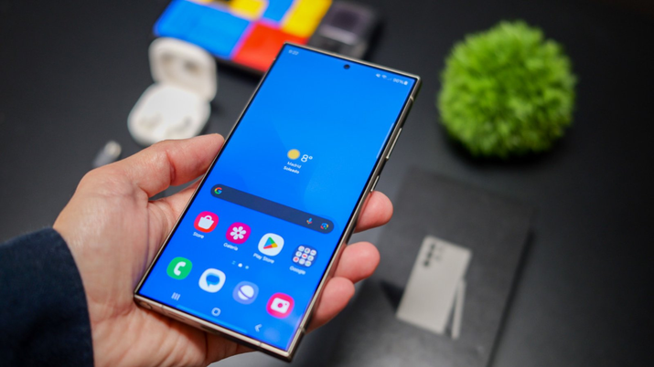 Imagen de la pantalla de inicio del Samsung Galaxy S24 Ultra con funciones de acceso a la protección de datos