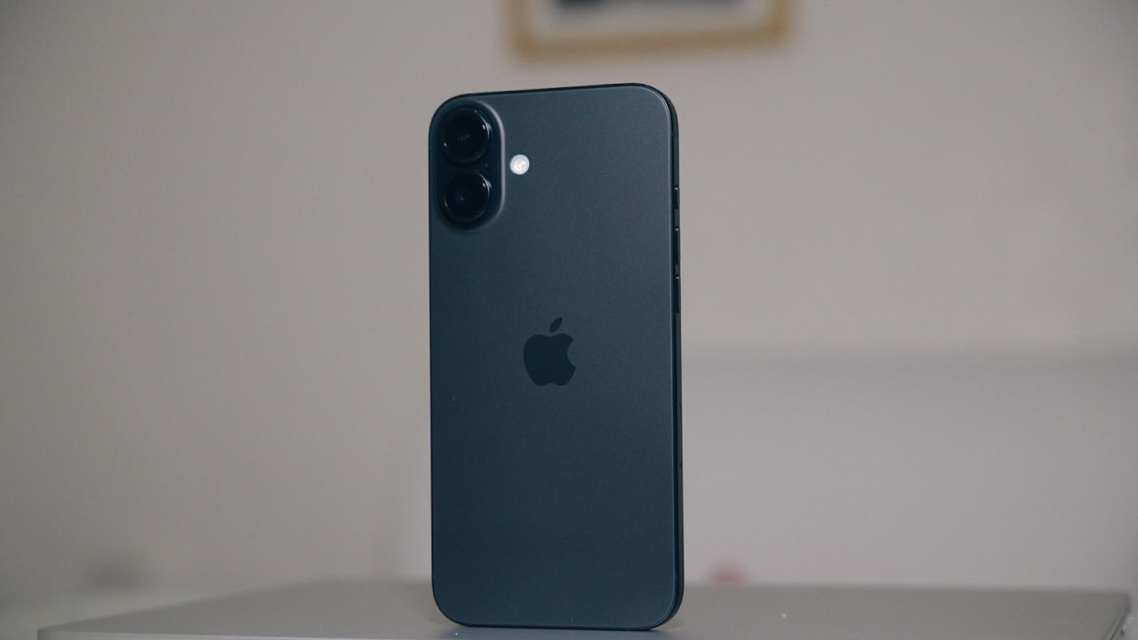 Un iPhone 16 Plus sobre una base de carga inalámbrica Qi2, ilustrando la carga rápida de 25W habilitada por el sistema operativo iOS 26