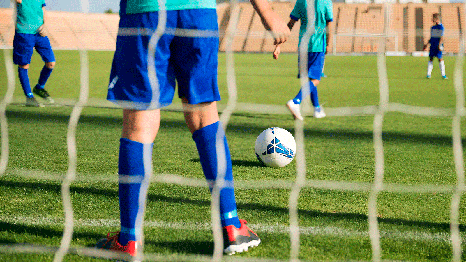 Jugadores de fútbol durante un partido en posiciones de defensa