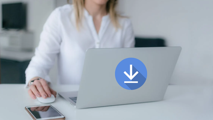mujer usando ordenador icono de descarga