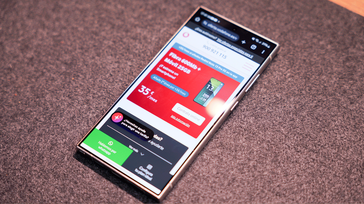 Smartphone mostrando la página web oficial de Vodafone con las ofertas de fibra, móvil y TV para agosto de 2025