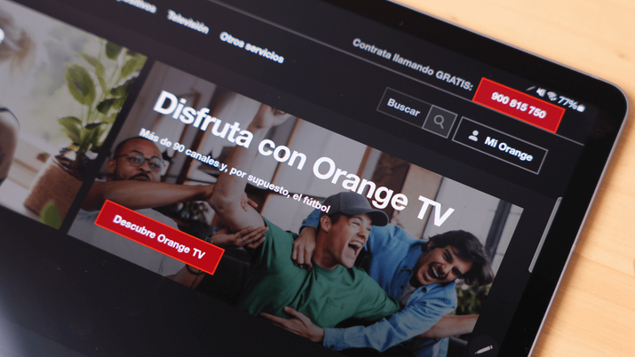 Interfaz de la Guía de Programación de Orange TV en la pantalla de una tablet, mostrando la parrilla de canales y horarios disponibles