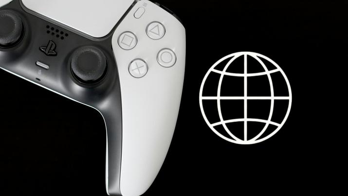Un mando de PS5 y el logo de Internet con opción oculta de acceso a la web