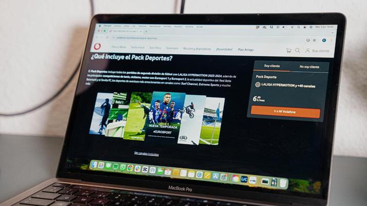 Interfaz del decodificador Vodafone TV 4K mostrando la guía de programación con los nuevos canales AMC+ y WarnerBros TV destacados en la parrilla de septiembre de 2025