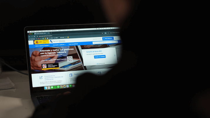 Contribuyente consultando el estado de su declaración de la Renta en la página web de la Agencia Tributaria en un ordenador portátil
