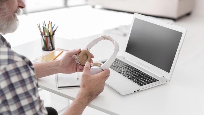 Un usuario aprovecha la nueva función de texto a voz de Google Docs con Gemini, escuchando un documento a través de auriculares para una mayor concentración y accesibilidad