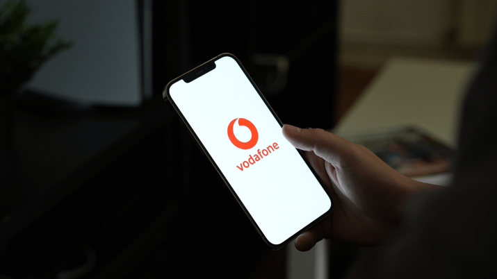 Smartphone mostrando la aplicación Mi Vodafone, herramienta utilizada para gestionar el servicio de Internet Portátil 5G para segundas residencia
