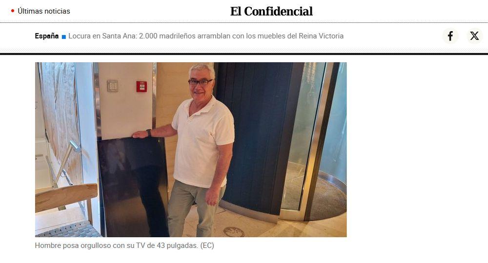 Un hombre posa con su nueva TV del Hotel Reina Victoria