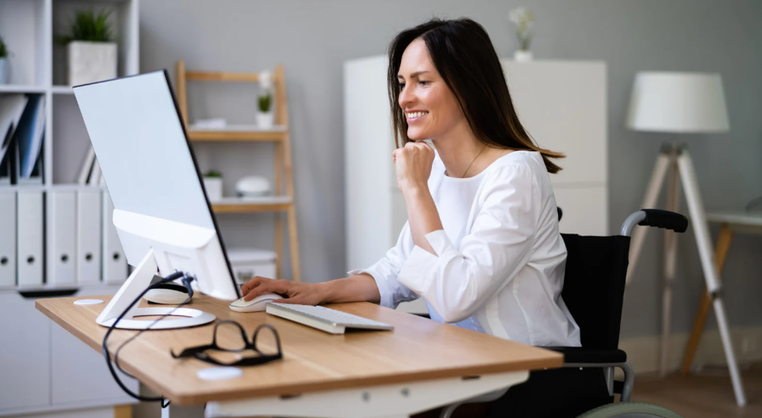 Mujer sonriendo frente al PC