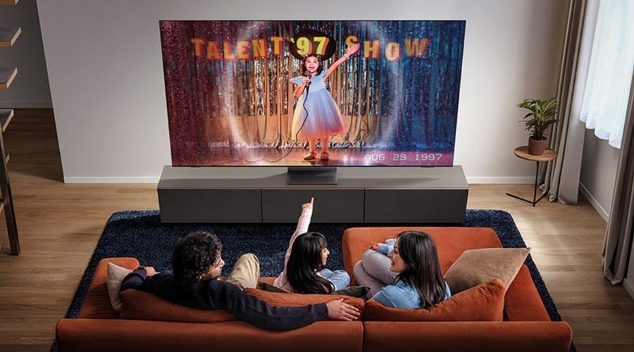 TV Neo QLED Mini LED 163cm foto uso salón