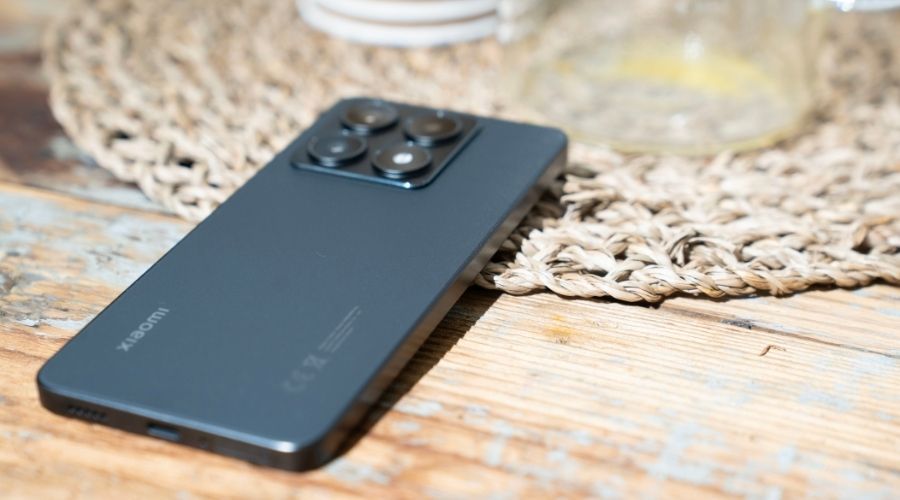 XIAOMI 14T parte trasera encima de una mesa