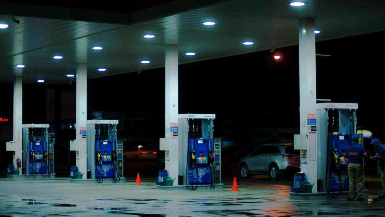 Detalle de una manguera de surtidor de gasolina en una estación de servicio